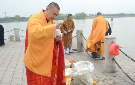 苏州重元寺举行清明梁皇宝忏法会放生仪式