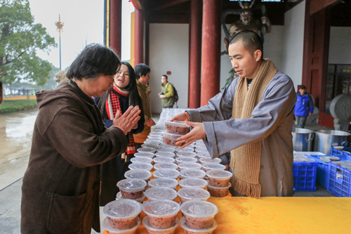 和合佛粥 福养身心——重元寺新年施腊八粥